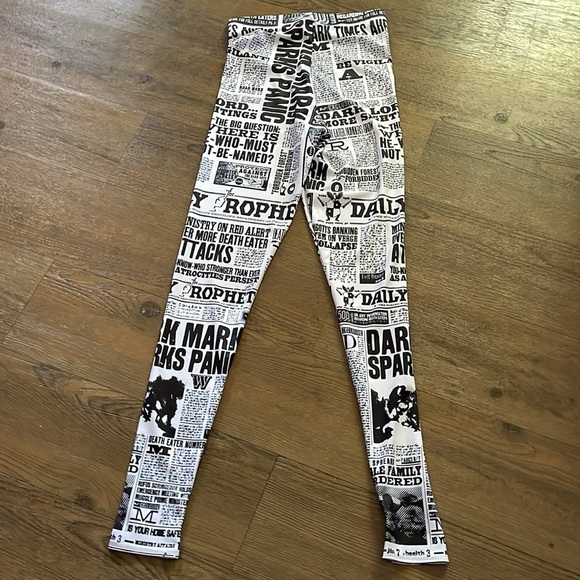 Blackmilk Harry Potter Daily Prophet Leggings - Picture 4 of 10